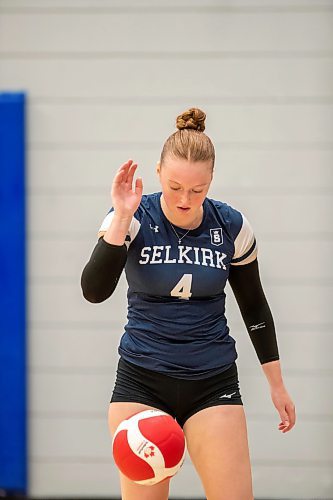 BROOK JONES / FREE PRESS
The Lord Selkirk Royals varsity girls volleyball team earned a victory over the visiting Mennonite Brethren Hawks in three straights sets (25-9, 25-11, 25-12-) in KPAC Tier 1 volleyball action at the Sellkirk Comp in Selkirk, Man., Wednesday, Sept. 18, 2024. Pictured: Selkirk Royals Madeline Beerling prepares to serve the volleyball during the first set.