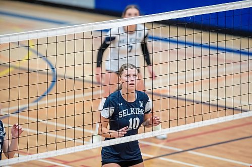 BROOK JONES / FREE PRESS
The Lord Selkirk Royals varsity girls volleyball team earned a victory over the visiting Mennonite Brethren Hawks in three straight sets (25-9, 25-11, 25-12-) in KPAC Tier 1 volleyball action at the Sellkirk Comp in Selkirk, Man., Wednesday, Sept. 18, 2024. Pictured: Selkirk Royals Kennedy Korell (No. 10) keeps an eye on the play during the second set.