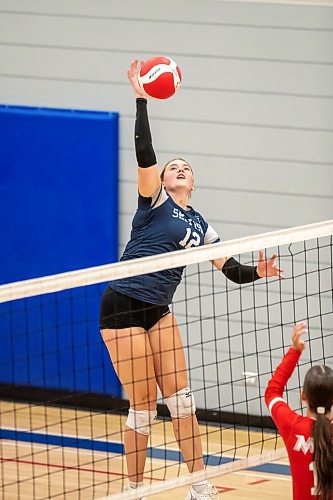 BROOK JONES / FREE PRESS
The Lord Selkirk Royals varsity girls volleyball team earned a victory over the visiting Mennonite Brethren Hawks in three straight sets (25-9, 25-11, 25-12-) in KPAC Tier 1 volleyball action at the Sellkirk Comp in Selkirk, Man., Wednesday, Sept. 18, 2024. Pictured: Selkirk Royals Brooklyn Grobb-Prins spikes the volleyball during the second set.