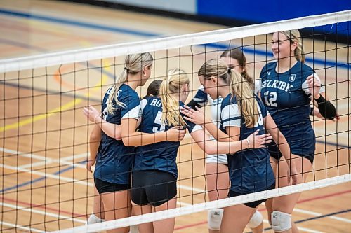 BROOK JONES / FREE PRESS
The Lord Selkirk Royals varsity girls volleyball team earned a victory over the visiting Mennonite Brethren Hawks in three straight sets (25-9, 25-11, 25-12-) in KPAC Tier 1 volleyball action at the Sellkirk Comp in Selkirk, Man., Wednesday, Sept. 18, 2024. Pictured: Players with the Selkirk Royals huddle together during the second set.