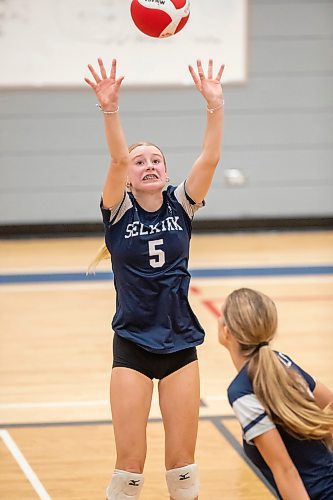 BROOK JONES / FREE PRESS
The Lord Selkirk Royals varsity girls volleyball team earned a victory over the visiting Mennonite Brethren Hawks in three straight sets (25-9, 25-11, 25-12-) in KPAC Tier 1 volleyball action at the Sellkirk Comp in Selkirk, Man., Wednesday, Sept. 18, 2024. Pictured: Selkirk Royals Paige Whiteside sets the volleyball during third set action.