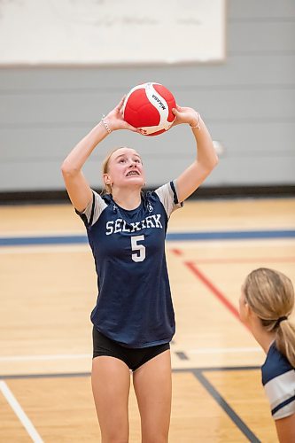 BROOK JONES / FREE PRESS
The Lord Selkirk Royals varsity girls volleyball team earned a victory over the visiting Mennonite Brethren Hawks in three straight sets (25-9, 25-11, 25-12-) in KPAC Tier 1 volleyball action at the Sellkirk Comp in Selkirk, Man., Wednesday, Sept. 18, 2024. Pictured: Selkirk Royals Paige Whiteside sets the volleyball during third set action.