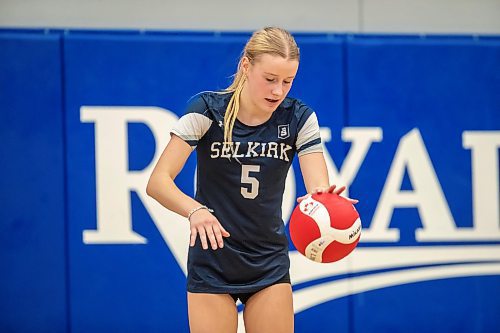 BROOK JONES / FREE PRESS
The Lord Selkirk Royals varsity girls volleyball team earned a victory over the visiting Mennonite Brethren Hawks in three straight sets (25-9, 25-11, 25-12-) in KPAC Tier 1 volleyball action at the Sellkirk Comp in Selkirk, Man., Wednesday, Sept. 18, 2024. Pictured: Selkirk Royals Paige Whiteside prepares to serve the volleyball during second set action.