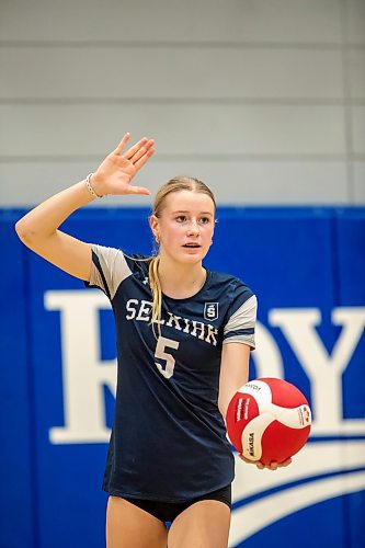 BROOK JONES / FREE PRESS
The Lord Selkirk Royals varsity girls volleyball team earned a victory over the visiting Mennonite Brethren Hawks in three straight sets (25-9, 25-11, 25-12-) in KPAC Tier 1 volleyball action at the Sellkirk Comp in Selkirk, Man., Wednesday, Sept. 18, 2024. Pictured: Selkirk Royals Paige Whiteside prepares to serve the volleyball during second set action.