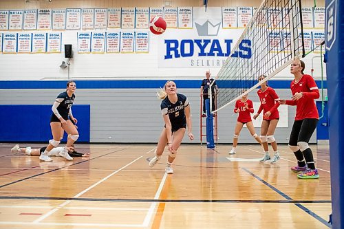 BROOK JONES / FREE PRESS
The Lord Selkirk Royals varsity girls volleyball team earned a victory over the visiting Mennonite Brethren Hawks in three straight sets (25-9, 25-11, 25-12-) in KPAC Tier 1 volleyball action at the Sellkirk Comp in Selkirk, Man., Wednesday, Sept. 18, 2024. Pictured: Selkirk Royals Paige Whiteside (No. 5) chases down the volleyball during second set action.