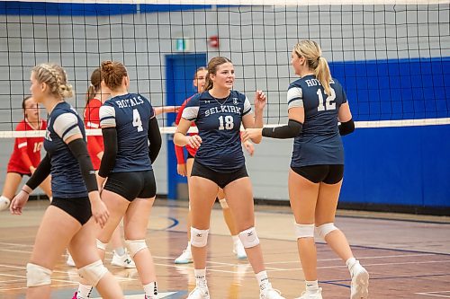 BROOK JONES / FREE PRESS
The Lord Selkirk Royals varsity girls volleyball team earned a victory over the visiting Mennonite Brethren Hawks in three straight sets (25-9, 25-11, 25-12-) in KPAC Tier 1 volleyball action at the Sellkirk Comp in Selkirk, Man., Wednesday, Sept. 18, 2024. Pictured: Selkirk Royals Danika Jakabek (second from far right) and Brooklyn Grobb-Prins (far right).