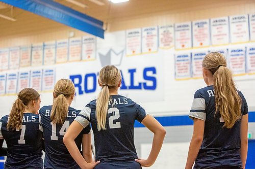 BROOK JONES / FREE PRESS
The Lord Selkirk Royals varsity girls volleyball team earned a victory over the visiting Mennonite Brethren Hawks in three straight sets (25-9, 25-11, 25-12-) in KPAC Tier 1 volleyball action at the Selkirk Comp in Selkirk, Man., Wednesday, Sept. 18, 2024. Pictured: Players with the Selkirk Royals watch first set action.