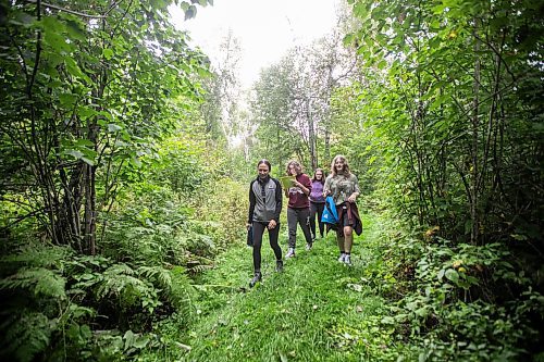 MIKAELA MACKENZIE / WINNIPEG FREE PRESS

Lockport School grade nine teacher Jodi Forfar and her students walk the trail at the grand opening of Lord Selkirk School Division&#x573; Albert Beach Trail field trip site on Thursday, Sept. 19, 2024.

For Maggie story.
Winnipeg Free Press 2024