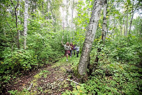 MIKAELA MACKENZIE / WINNIPEG FREE PRESS

Lockport School grade nine students walk the trail at the grand opening of Lord Selkirk School Division&#x573; Albert Beach Trail field trip site on Thursday, Sept. 19, 2024.

For Maggie story.
Winnipeg Free Press 2024