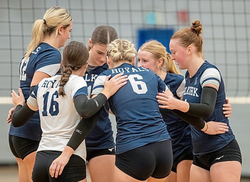 BROOK JONES / FREE PRESS
The Lord Selkirk Royals varsity girls volleyball team earned a victory over the visiting Mennonite Brethren Hawks in three straight sets (25-9, 25-11, 25-12-) in KPAC Tier 1 volleyball action at the Sellkirk Comp in Selkirk, Man., Wednesday, Sept. 18, 2024. Pictured: Players with the Selkirk Royals huddle together.