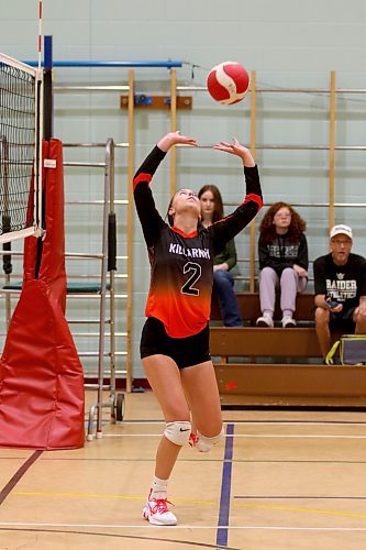 Killarney Raiders Chaylee Anderson sets during the Elton Sabres varsity girls' volleyball tournament in Forrest on Friday. The event wraps up today. (Thomas Friesen/The Brandon Sun)