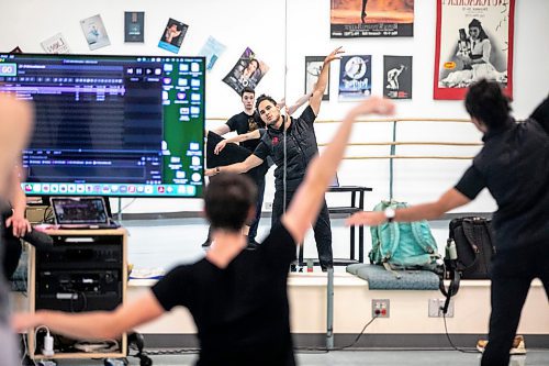 MIKAELA MACKENZIE / WINNIPEG FREE PRESS

Choreographer Cameron sink&#x2b7;&#x259; Fraser-Monroe leads Royal Winnipeg Ballet dancers in a  rehearsal of &#x161;&#x25b;gat&#x259;m on Friday, Sept. 20, 2024. The piece will premiere at New York&#x2019;s Fall for Dance Festival next week.

For &#x2014; story.
Winnipeg Free Press 2024