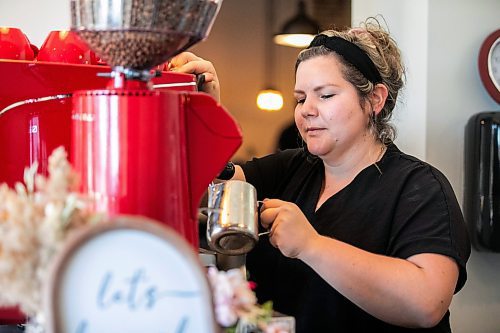 MIKAELA MACKENZIE / WINNIPEG FREE PRESS

Pam Holunga, owner, makes drinks at the Roasted Nomad on Friday, Sept. 20, 2024. 

For Eva story.
Winnipeg Free Press 2024