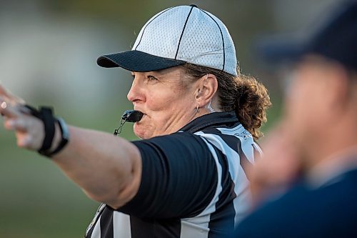 BROOK JONES / FREE PRESS
The Dakota Lancers host the visiting Grant Park Pirates in AAAA South East Winnipeg High School Football League action at Dakota Collegiate in Winnipeg, Man., Thursday, Sept. 19, 2024. Pictured: Lori Turksi is a female head referee in the WHFL and a member of the Manitoba Football Officials Association.