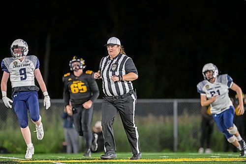 BROOK JONES / FREE PRESS
The Dakota Lancers host the visiting Grant Park Pirates in AAAA South East Winnipeg High School Football League action at Dakota Collegiate in Winnipeg, Man., Thursday, Sept. 19, 2024. Lori Turksi who is a female head referee in the WHFL and member of the Manitoba Football Officials is pictured running down the field as she keeps an eye on the football action.