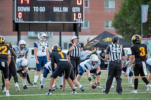 BROOK JONES / FREE PRESS
The Dakota Lancers host the visiting Grant Park Pirates in AAAA South East Winnipeg High School Football League action at Dakota Collegiate in Winnipeg, Man., Thursday, Sept. 19, 2024. Lori Turksi who is a female head referee in the WHFL and member of the Manitoba Football Officials Association is pictured signaling first down for the Pirates as she stands in the backfield behind Grand Park.