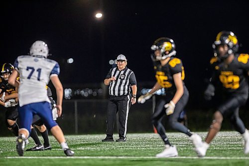 BROOK JONES / FREE PRESS
The Dakota Lancers host the visiting Grant Park Pirates in AAAA South East Winnipeg High School Football League action at Dakota Collegiate in Winnipeg, Man., Thursday, Sept. 19, 2024. Lori Turksi who is a female head referee in the WHFL and member of the Manitoba Football Officials Association is pictured watching the football action from the backfield behind the Dakota Lancers.