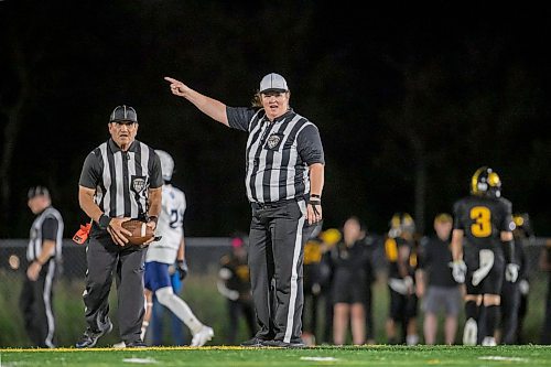 BROOK JONES / FREE PRESS
The Dakota Lancers host the visiting Grant Park Pirates in AAAA South East Winnipeg High School Football League action at Dakota Collegiate in Winnipeg, Man., Thursday, Sept. 19, 2024. Pictured: Lori Turksi (middle) who is a female head referee in the WHFL and member of the Manitoba Football Officials shows the signal that a first down has been awarded to Dakota.