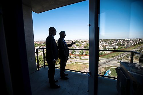 MIKAELA MACKENZIE / WINNIPEG FREE PRESS
	
Globe Capital Management president and CEO Richard Morantz (right) shows mayor Scott Gillingham The Bolt, a luxury apartment block on Pembina, on Tuesday, Sept. 24, 2024. 

For Aaron Epp story.
Winnipeg Free Press 2024