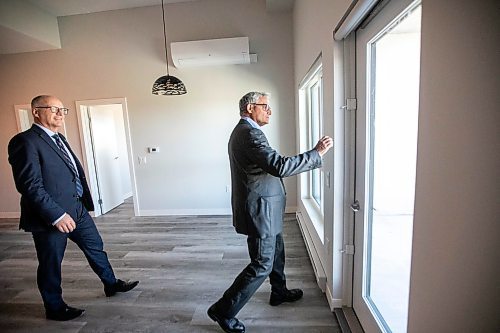 MIKAELA MACKENZIE / WINNIPEG FREE PRESS
	
Globe Capital Management president and CEO Richard Morantz (right) shows mayor Scott Gillingham The Bolt, a luxury apartment block on Pembina, on Tuesday, Sept. 24, 2024. 

For Aaron Epp story.
Winnipeg Free Press 2024