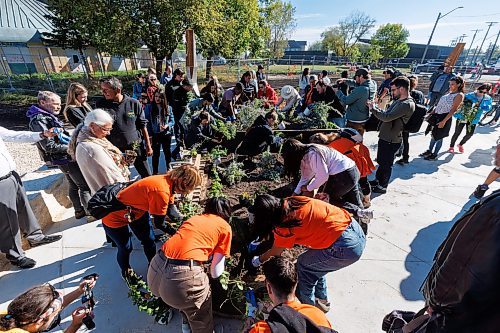 MIKE DEAL / FREE PRESS
Partners and community members honour the new outdoor gathering space at Circle of Life Thunderbird House by planting medicine gardens.
240924 - Tuesday, September 24, 2024.