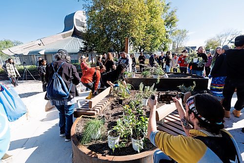 MIKE DEAL / FREE PRESS
Partners and community members honour the new outdoor gathering space at Circle of Life Thunderbird House by planting medicine gardens.
240924 - Tuesday, September 24, 2024.