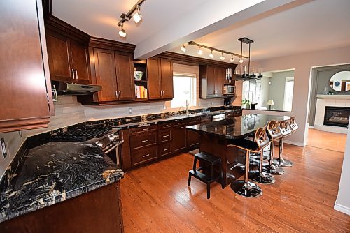 Todd Lewys / Winnipeg Free Press
Contemporary to its core, the updated kitchen comes with maple cabinets, granite countertops, a gorgeous tile backsplash, under cabinet lighting and stainless appliances.