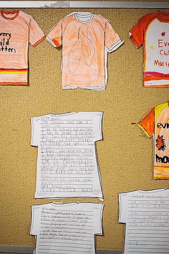 MIKAELA MACKENZIE / WINNIPEG FREE PRESS
	
Reanna Korade&#x573; grade three/four class&#x573; letters on a pinboard in the hallway at Victory School on Wednesday, Sept. 25, 2024. 

For Maggie story.
Winnipeg Free Press 2024