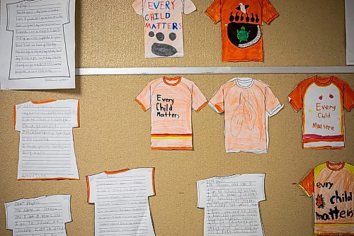 MIKAELA MACKENZIE / WINNIPEG FREE PRESS
	
Reanna Korade&#x573; grade three/four class&#x573; letters on a pinboard in the hallway at Victory School on Wednesday, Sept. 25, 2024. 

For Maggie story.
Winnipeg Free Press 2024