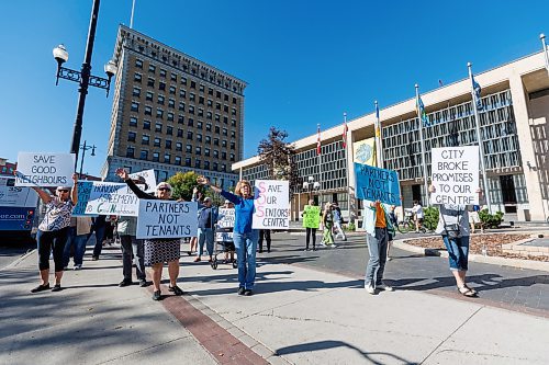 MIKE DEAL / FREE PRESS
A group of seniors rally outside City Hall chanting and waving signs to cars driving by on Main Street, to support Seniors Centres in Winnipeg and to draw attention to the fight for Good Neighbours Active Living Centre&#x2019;s building management rights Thursday morning.
Reporter: Nicole Buffie
240926 - Thursday, September 26, 2024.