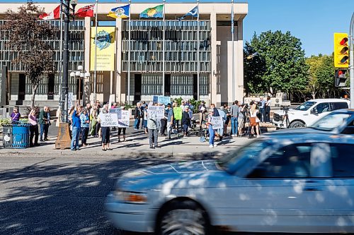 MIKE DEAL / FREE PRESS
A group of seniors rally outside City Hall chanting and waving signs to cars driving by on Main Street, to support Seniors Centres in Winnipeg and to draw attention to the fight for Good Neighbours Active Living Centre&#x2019;s building management rights Thursday morning.
Reporter: Nicole Buffie
240926 - Thursday, September 26, 2024.