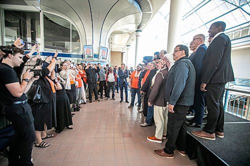 MIKAELA MACKENZIE / FREE PRESS
	
A large group photo takes place after a federal funding announcement at Portage Place on Friday, Sept. 27, 2024.

For Joyanne Story.
Winnipeg Free Press 2024