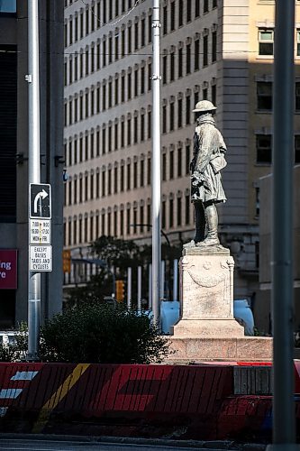 MIKAELA MACKENZIE / FREE PRESS
	
A First World War monument, which the city is calling to relocate from 335 Main Street to Brookside Cemetery to support the reopening of Portage and Main to pedestrians, on Friday, Sept. 27, 2024.

For Kevin story.
Winnipeg Free Press 2024