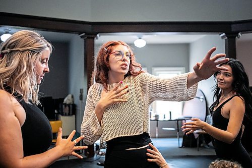 MIKAELA MACKENZIE / WINNIPEG FREE PRESS

Rhea Rodych-Rasidescu (centre) and others run through a scene on Thursday, Sept. 12, 2024. An all-woman cast and crew are behind the upcoming Winnipeg Studio Theatre-Rainbow Stage presentation of Miss Shakespeare.

For arts story.
Winnipeg Free Press 2024