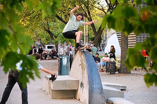 Mike Sudoma/Free Press
Malcolm Moffat grinds an obstacle during Sk8 Skates Cube Bash event one of the first events to kick off the night
Sept 28, 2024
