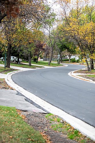 MIKAELA MACKENZIE / FREE PRESS
	
Freshly paved Augusta Drive between Chancellor and Lakeside Drives on Tuesday, Oct. 1, 2024.

For long-term construction story.
Winnipeg Free Press 2024