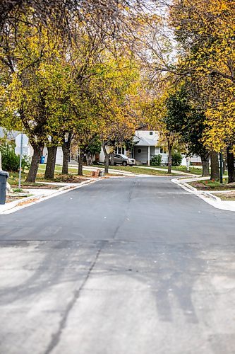 MIKAELA MACKENZIE / FREE PRESS
	
The end of the fresh paving on Augusta Drive near Lakeside Drive on Tuesday, Oct. 1, 2024.

For long-term construction story.
Winnipeg Free Press 2024