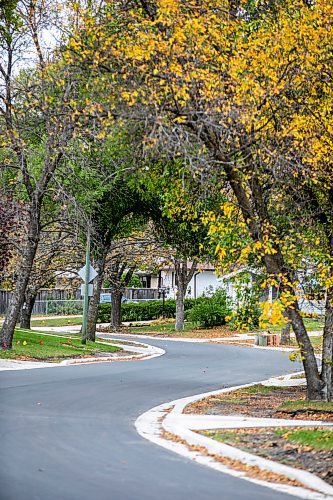 MIKAELA MACKENZIE / FREE PRESS
	
Freshly paved Augusta Drive between Chancellor and Lakeside Drives on Tuesday, Oct. 1, 2024.

For long-term construction story.
Winnipeg Free Press 2024