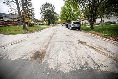 MIKAELA MACKENZIE / FREE PRESS
	
The end of the fresh paving on Augusta Drive between Lakeside and Forest Lake Drives on Tuesday, Oct. 1, 2024.

For long-term construction story.
Winnipeg Free Press 2024