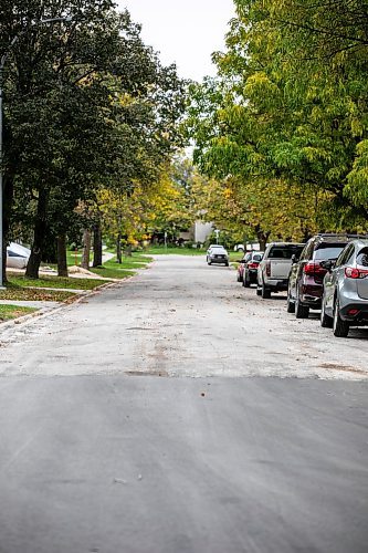 MIKAELA MACKENZIE / FREE PRESS
	
The end of the fresh paving on Augusta Drive between Lakeside and Forest Lake Drives on Tuesday, Oct. 1, 2024.

For long-term construction story.
Winnipeg Free Press 2024