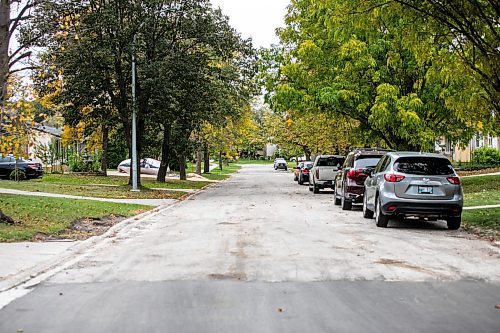 MIKAELA MACKENZIE / FREE PRESS
	
The end of the fresh paving on Augusta Drive between Lakeside and Forest Lake Drives on Tuesday, Oct. 1, 2024.

For long-term construction story.
Winnipeg Free Press 2024