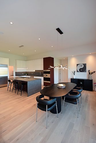 TODD LEWYS / FREE PRESS
The subtly stunning kitchen/dining area is tailor made for entertaining. 