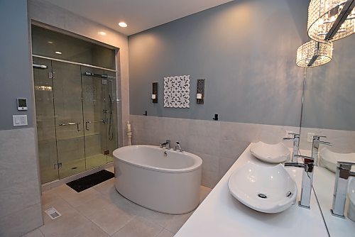 TODD LEWYS / FREE PRESS
Spacious and richly finished, the ensuite feels like a high-end spa.