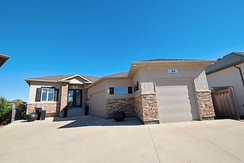 TODD LEWYS / FREE PRESS
Situated on a quiet cul-de-sac, the 2,046 sq. ft. walk-out bungalow backs on to a lovely lake surrounded by lush wetlands.