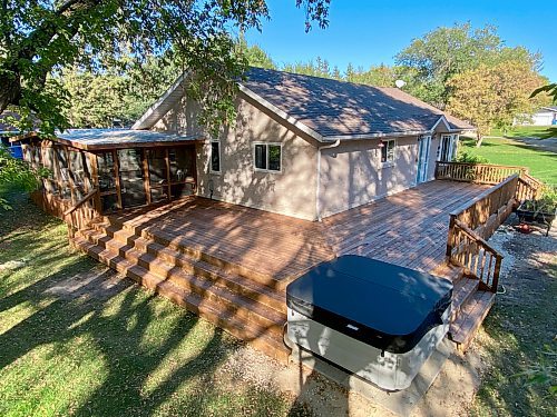 MARC LABOSSIERE / FREE PRESS
The new deck features parallel top-decking along two legs that meet along a 45-degree seam, with continuous stairs facing the stream.