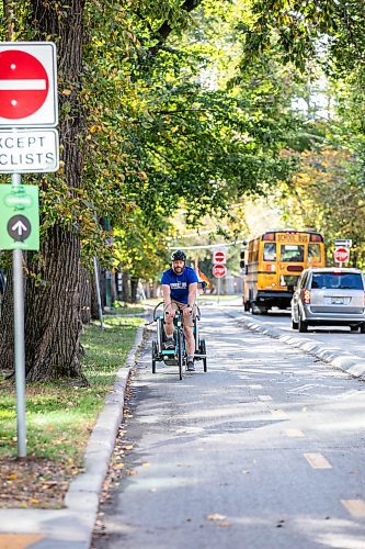 MIKAELA MACKENZIE / FREE PRESS
	
Andrew Kohan cycles in the bike lane along Assiniboine Avenue (near where a moving vehicle recently blocked the route) on Wednesday, Oct. 2, 2024. While parking in bike lanes is illegal, it isn&#x574; often ticketed.

For Malak story.
Winnipeg Free Press 2024