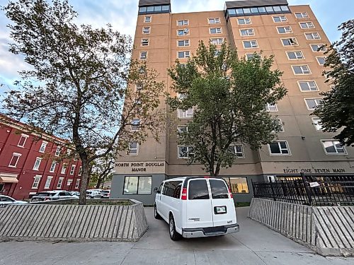 TYLER SEARLE / FREE PRESS

Winnipeg police shot and killed an armed man inside a North Point Douglas apartment building in the 800 block of Main Street around 12:30 p.m. Tuesday, Oct. 10.