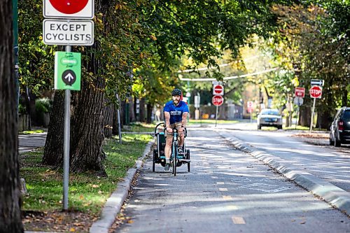 MIKAELA MACKENZIE / FREE PRESS
	
Andrew Kohan cycles in the bike lane along Assiniboine Avenue (near where a moving vehicle recently blocked the route) on Wednesday, Oct. 2, 2024. While parking in bike lanes is illegal, it isn&#x574; often ticketed.

For Malak story.
Winnipeg Free Press 2024