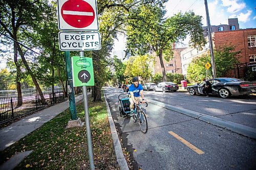 MIKAELA MACKENZIE / FREE PRESS
	
Andrew Kohan cycles in the bike lane along Assiniboine Avenue (near where a moving vehicle recently blocked the route) on Wednesday, Oct. 2, 2024. While parking in bike lanes is illegal, it isn&#x574; often ticketed.

For Malak story.
Winnipeg Free Press 2024