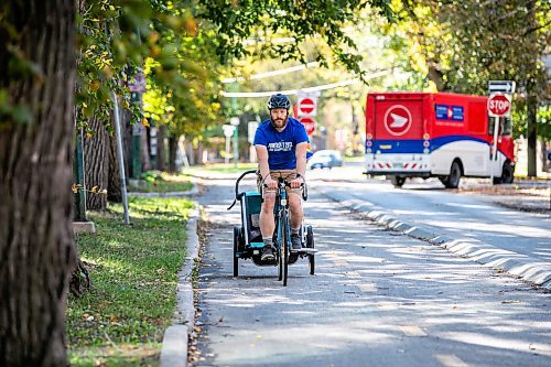 MIKAELA MACKENZIE / FREE PRESS
	
Andrew Kohan cycles in the bike lane along Assiniboine Avenue (near where a moving vehicle recently blocked the route) on Wednesday, Oct. 2, 2024. While parking in bike lanes is illegal, it isn&#x574; often ticketed.

For Malak story.
Winnipeg Free Press 2024